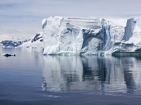 Крупнейший на Земле айсберг проснулся спустя 30 лет и начал плыть вдоль Антарктиды