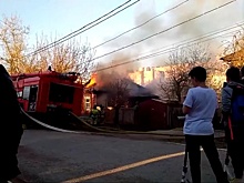 В центре Уфы загорелся частный дом
