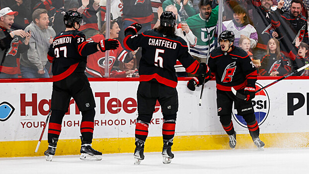 «Каролина» обыграла «Оттаву» в матче НХЛ, Свечников отдал результативную передачу