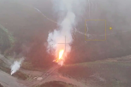 Огненный столб высотой 15 метров над танком ВСУ сняли на видео