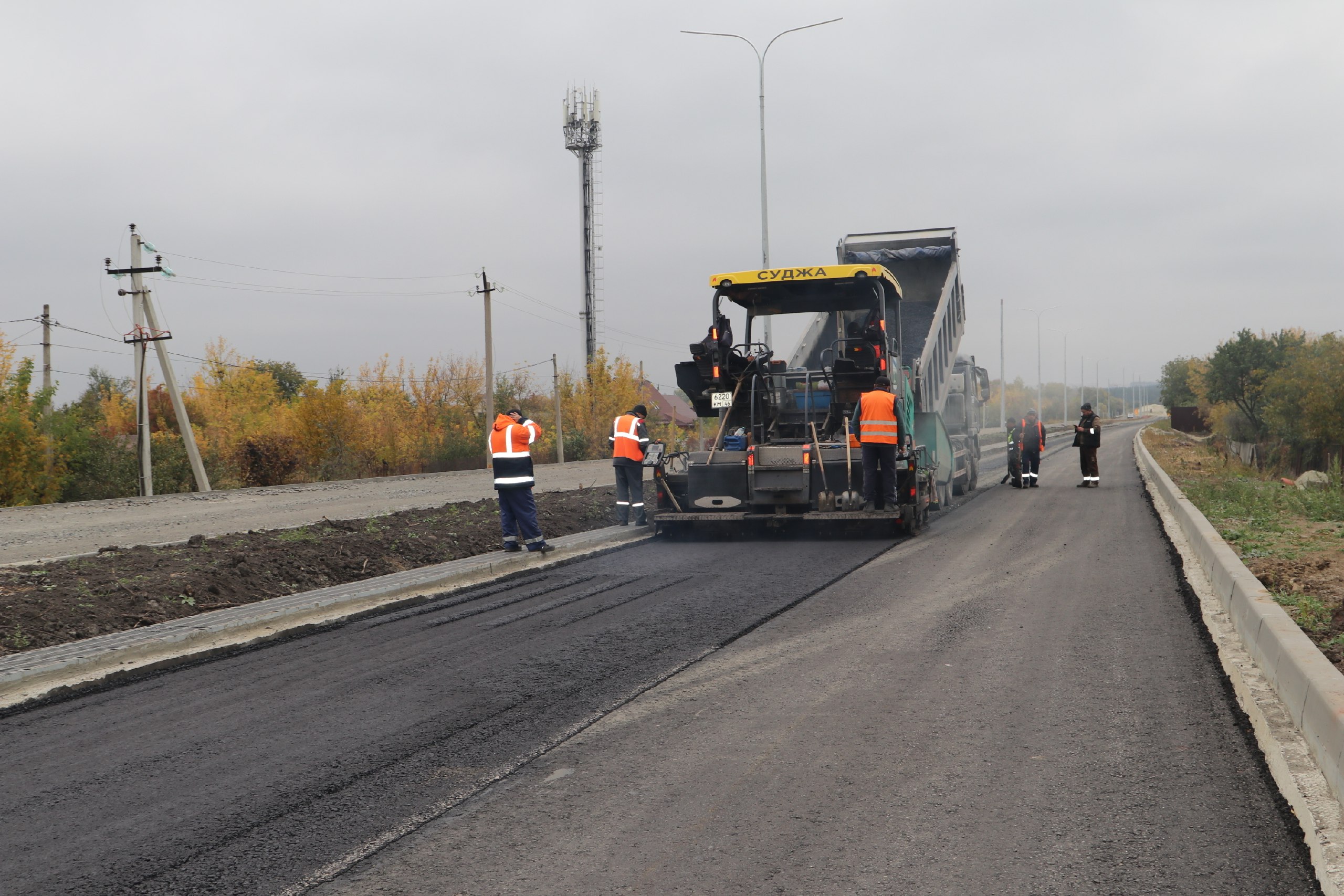 На проспекте Михаила Булатова в Курске приступили к укладке асфальта