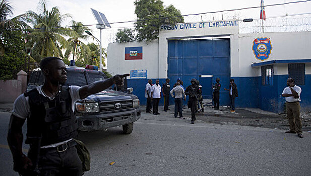 На юге Гаити грузовик с людьми протаранил толпу