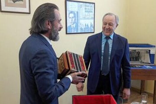 Губернатор Радаев подарил Владимиру Машкову саратовскую гармошку