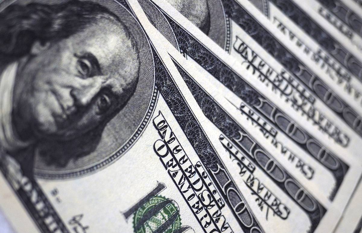 Курс доллара в ходе торгов на Мосбирже превысил 81 рубль впервые с 17 мая