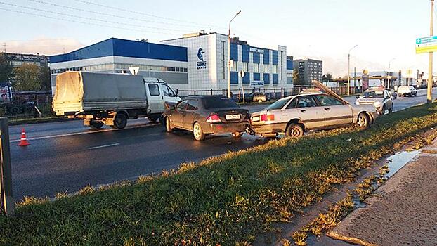 Гололед стал причиной столкновения двух автомобилей в Череповце