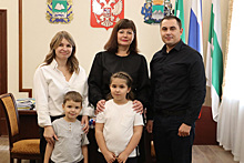 Мэр Кургана Ситникова подарила лучшей семье России телевизор