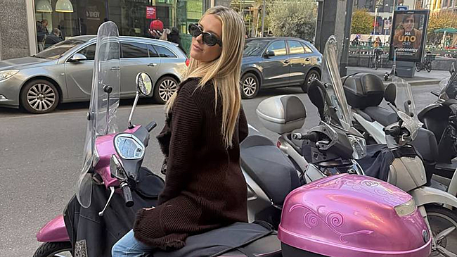 «Самая сексуальная в мире волейболистка» показала вид сзади на мотоцикле