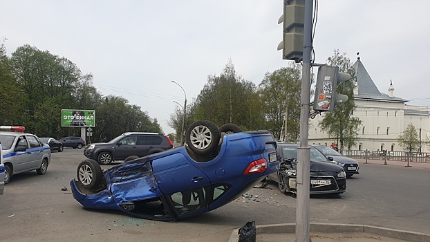 В центре Вологды перевернулась "Лада": пострадали водитель и пассажир