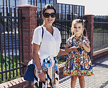На маминых шпильках и в шикарном платье: младшая дочь Ксении Бородиной растет настоящей модницей