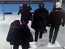 Благовещенка украла куртку, пронеся ее над датчиками на выходе из магазина