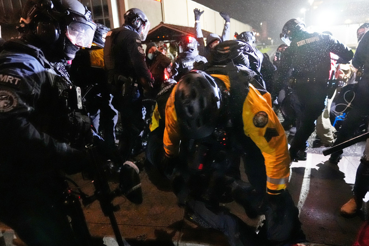 После убийства женщины еще два человека ранены в ходе рейдов против мигрантов