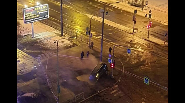 В Санки-Петербурге в кипяток провалилась машина с водителем в салоне