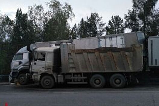 На трассе под Дивногорском столкнулись два грузовика