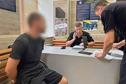 В Одессе полицейский открыл стрельбу, после того как на нем порвали одежду