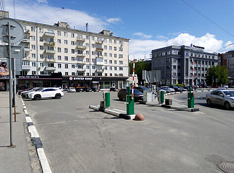 Парковка на площади Горького у «Макдональдса» стала бесплатной