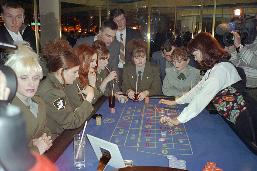 Участницы конкурса «Мисс «Красная звезда» за игорным столом в развлекательно-игровом комплексе «Голден Палас», 1997 год
