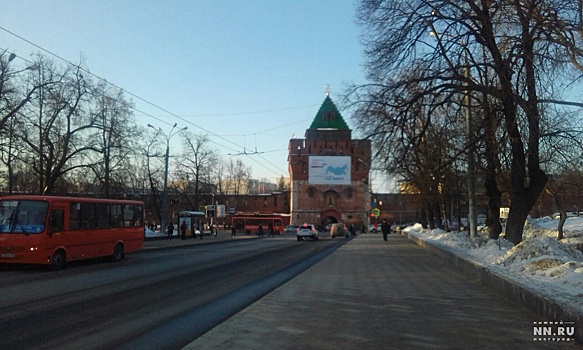 Дмитриевскую башню кремля украсили агиткой, призывающей на выборы