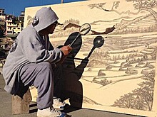 Художник рисует при помощи лупы и солнечного света