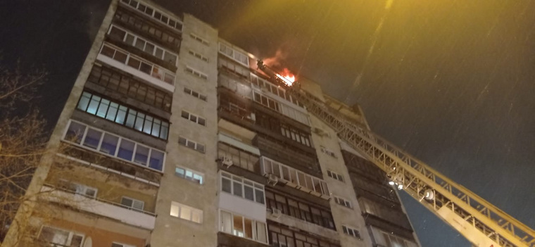 В Екатеринбурге эвакуируют жильцов многоэтажки, где начался пожар