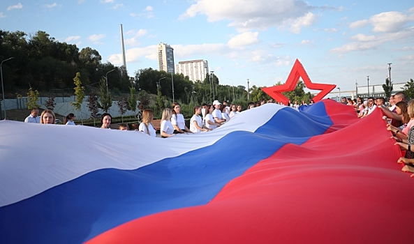 В Волгограде развернули 80-метровый флаг России