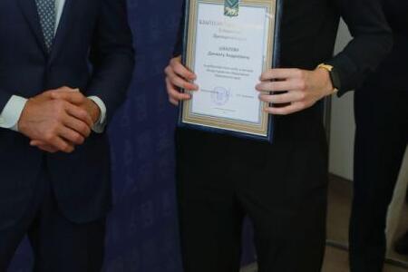 Губернатор Приморья встретился со стобалльниками по ЕГЭ