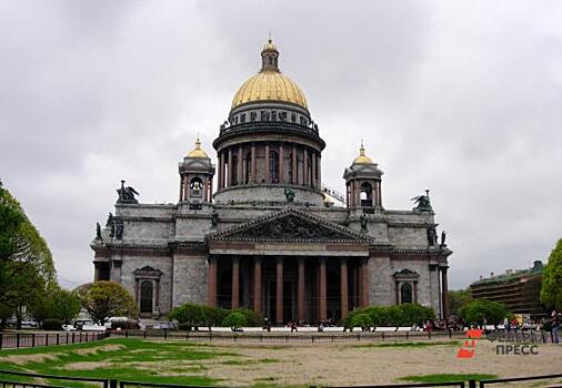 В Петербурге ищут блогершу, сделавшую фото ягодиц у собора