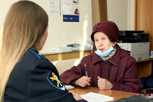 В Архангельске полицейские вернули пожилой женщине полмиллиона рублей, похищенные мошенниками