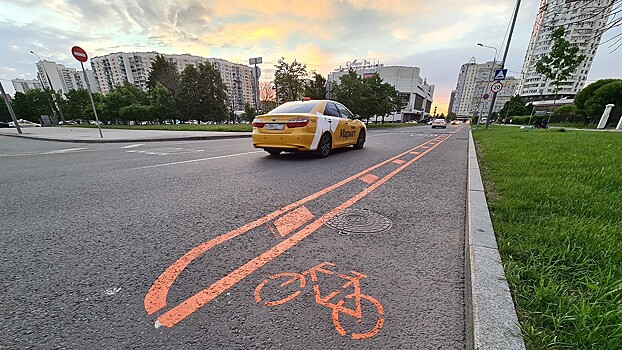 Названы люксовые авто, которые чаще всего москвичи бросали на велодорожках