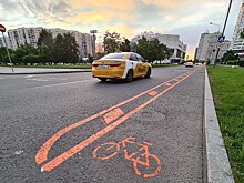 Названы люксовые авто, которые чаще всего москвичи бросали на велодорожках