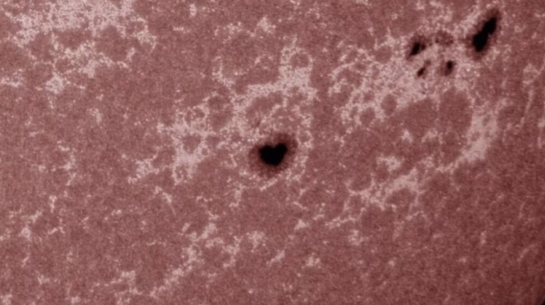 Пятно в форме сердца возникло на поверхности Солнца