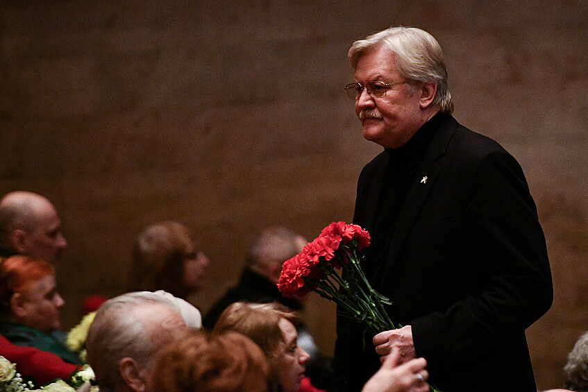 Режиссер Юрий Кара на церемонии прощания с актером Алексеем Петренко в Доме кино, 2017 год