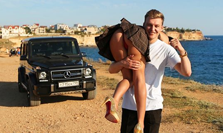   Житель Москвы, проиграв пари, в котором на кон поставил свой Mercedes Gelendwagen, сбросил внедорожник с высоты 300 метров, сообщает издание «Столица на Онего».