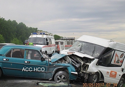 Водитель микроавтобуса погиб в массовом ДТП под Искитимом