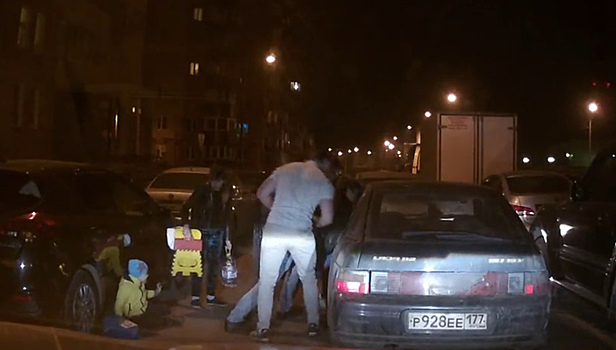 В Подмосковье подвыпившая компания заблокировала дорогу и избила водителя. Видео