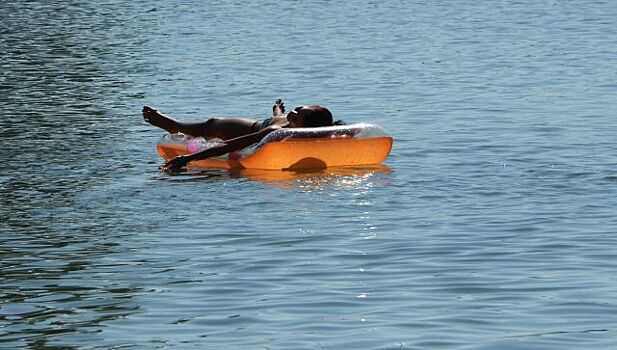 Туристку в Анапе унесло на надувном матрасе в море