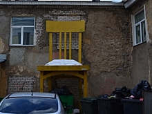 Скандальный пятиметровый стул оказался на помойке