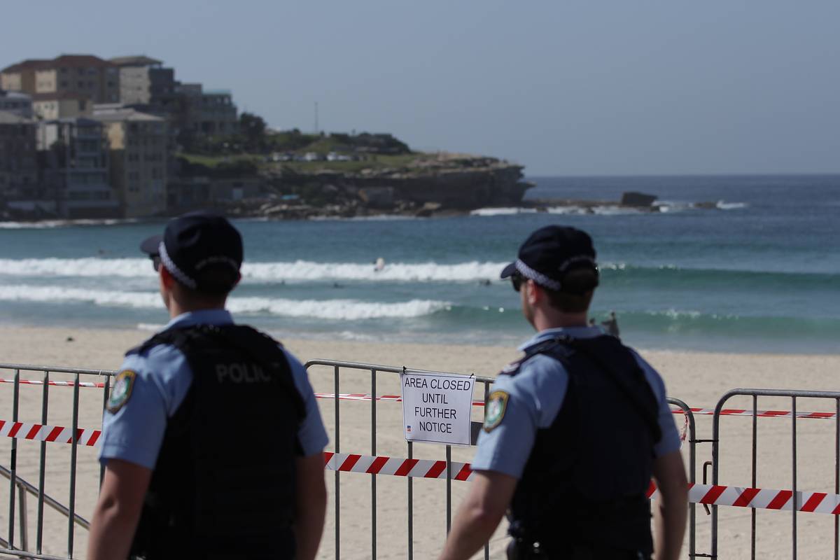 На популярном пляже в Европе обнаружили бездыханную женщину со вздувшимся животом