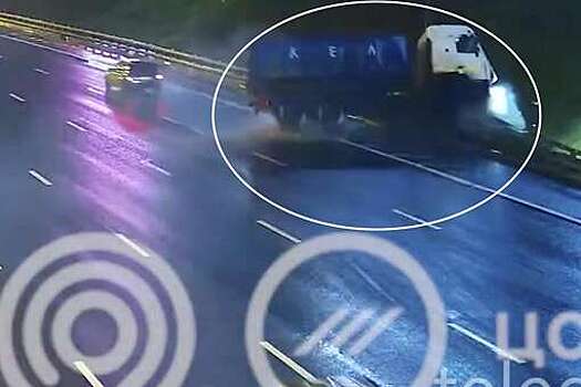 На МКАД на видео попало, как перевернулся большегруз