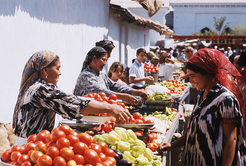 Торговля овощами на Октябрьском рынке Ташкента, Узбекская ССР, 1974 год