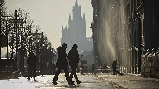 Радужные облака окрасили небо над Москвой