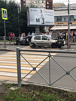 В Калининграде БМВ вылетел на тротуар после столкновения с «Рено»