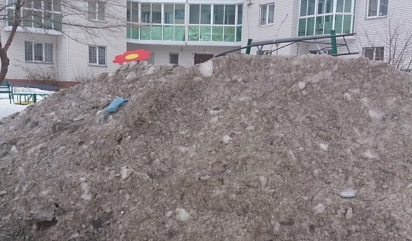 В Воронеже на детскую площадку складировали кучу грязного снега