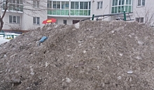 В Воронеже на детскую площадку складировали кучу грязного снега