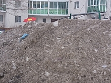 В Воронеже на детскую площадку складировали кучу грязного снега