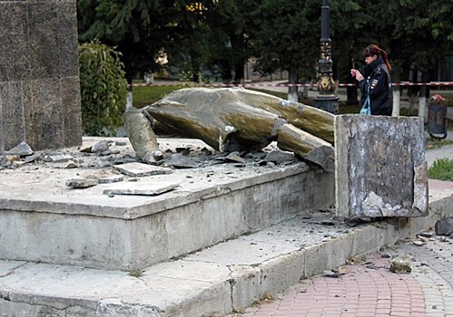 В Крыму неизвестные разрушили памятник Ленину