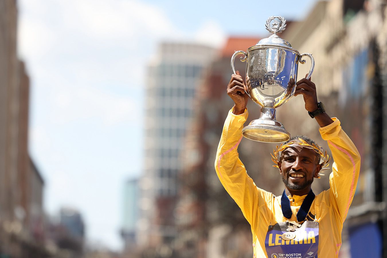 Сисай Лемма из Эфиопии выиграл Бостонский марафон, двукратный победитель Чебет стал 3-м