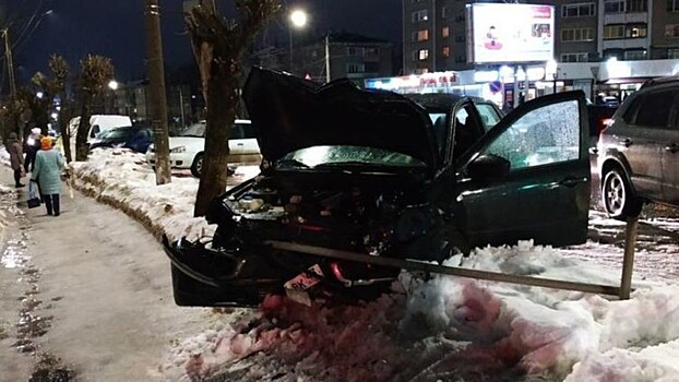 В Кирове столкнулись «Мазда Примаси» и «Лада Гранта»