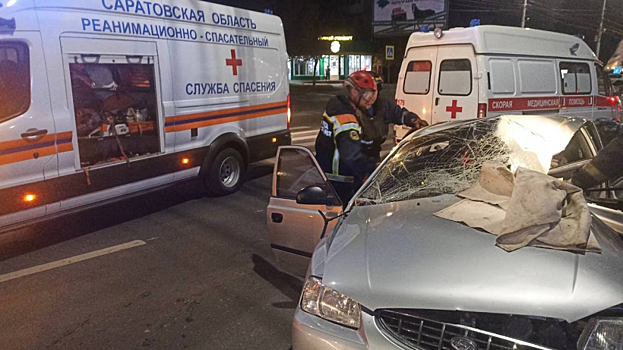 В Саратове водитель иномарки врезался в столб и попал в больницу
