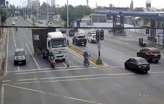 Водитель грузовика уснул за рулём и чудом объехал мотоциклистов