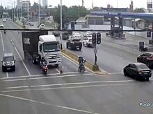 Водитель грузовика уснул за рулём и чудом объехал мотоциклистов